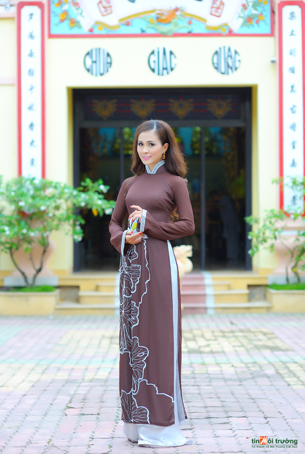 DVĐA[-]Thùy[-]Trang[-]đẹp[-]nền[-]nã[-]trong[-]tà[-]áo[-]dài[-]của[-]NTK[-]Việt[-]Hùng